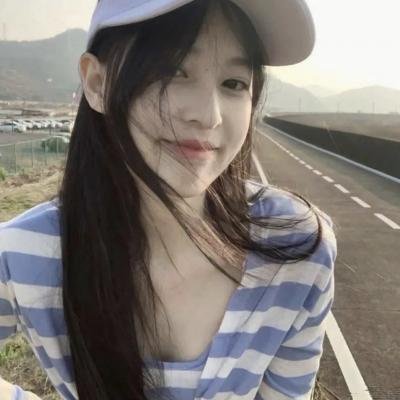 玻璃橱窗中的姑娘
